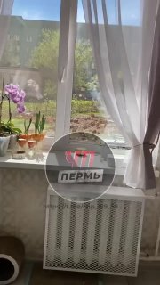 В Перми в результате атаки беспилотников произошел пожар на нефтеперерабатывающем заводе, также повреждена крыша жилого дома, сообщают очевидцы.