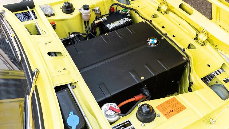 На аукционе в США выставили необычный лот — классический BMW 2002, переделанный в электрокар. 3