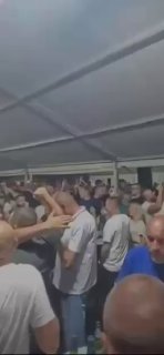 קהל של אלפים בבראטונאק שבבוסניה - קילומטרים בלבד מאנדרטת סרברניצה - צולם כשהוא מזמר שיר מוות לאומני הקורא ל…