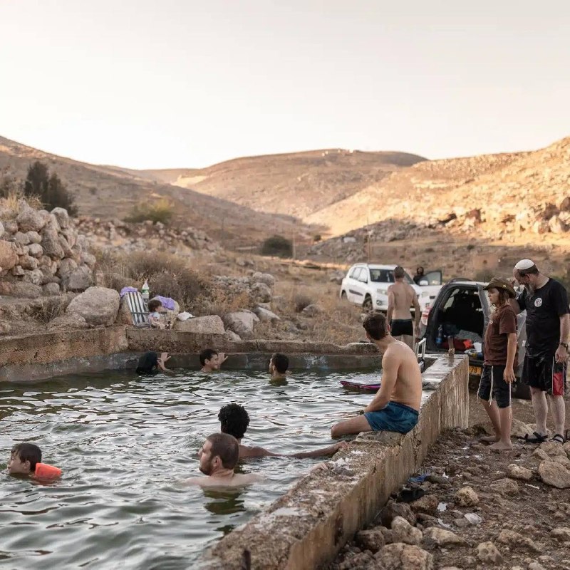 شبکه خبری العالم: 🔻تبدیل آب‌های روستای فلسطینی به استخر شنای شهرک‌نشینان صهیونیست 🔸شهرک‌نشینان صهیونیست با دست‌اندازی به آب‌های روستای فضا