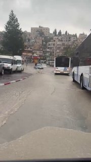 أمطار غزيرة تغرق مركبات في القدس المحتلة