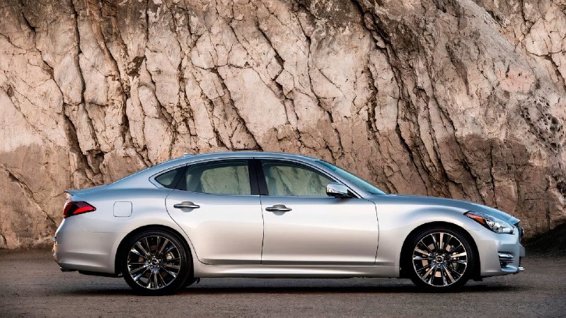 Infiniti Q70 5.6 — последний аналоговый V8‑седан, хранящий в себе дух роскоши бе