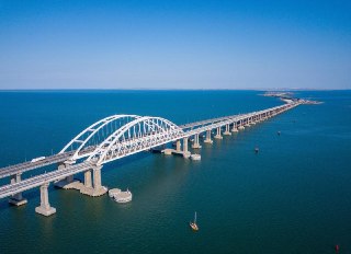 Крымский мост сегодня не работал больше четырех часов. Очереди к нему достигали тысячи автомобилейВ первый раз движение по мосту перекрыли примерно на час с 6:30 по 7:30 мск, писал мониторинговый канал «Крымский мост: оперативная информация». При этом уже 