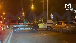 Взрыв произошёл у воинской части в Ставрополе — пострадала женщина. По информации Mash, заряд сдетонировал около 19 вечера. Местные говорят, взрывчатка была в детской коляске на автобусной остановке. Пострадавшая получила множественные осколочные ранения и