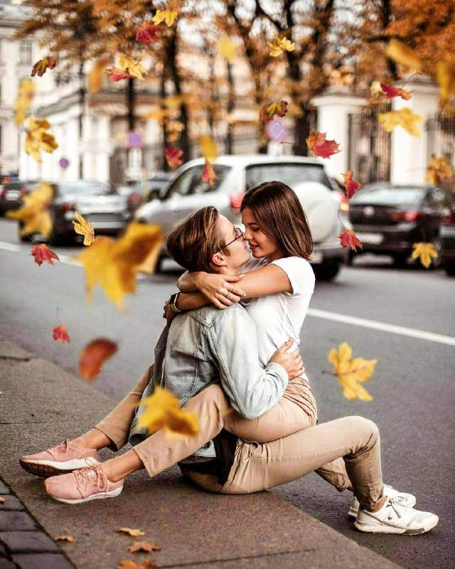 💕عشق زیبا💕: 🍃💞🍃تو یک عاشقانه ی آرامیهمانند گلبرگهای پاییزی کهآدم دلش می خواهدنسیم نگاهت را خشک کندو گوشه ای از آلبوم عاشقانه هاقاب ک