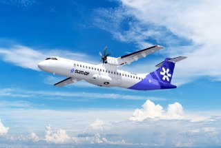 #通行线·航空#【专注岛屿航线，韩国新航司SUM Air成立】近日，一家名为SUM Air的新航空公司在韩国正式亮相。这家总部设在首尔金浦机场的航空公司，计划在2026年上半年正式投入运营。公司名称「SUM」发音同韩语中的「岛」字，顾名思义，这家航空公司的战略定位是服务韩国的岛屿地区。为适应岛屿机场跑道较短的特点，SUM Air机队将由ATR 72-600型客机组成。首架新机已由新加坡的租赁公司AVATION PLC订购，目前正在法国ATR公司图卢兹工厂进行最后组装，预计将于明年年初交付。未来，SUM Ai