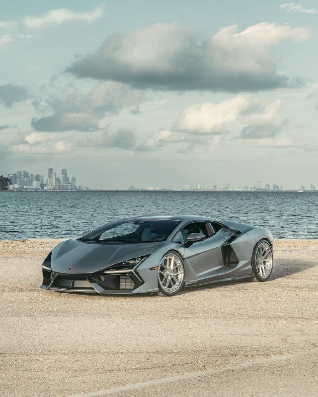 Lamborghini Revuelto 2