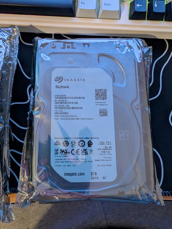 Продаю Seagate SKYHAWK 6TB