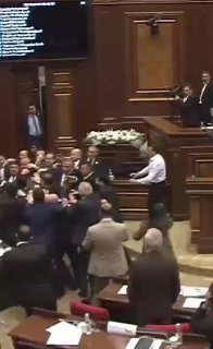לדומא הממלכתית יש בעיות: אין רוב הכרחי לאמץ את חוקת אלייב, האיחוד האירופי ואזרבייג'ן לא מספקים כסף כדי לפצו…