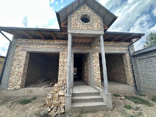 Учкахрамон постдан 8 км кирганда Мустакиллик махаллада 2,5 сотих короб
