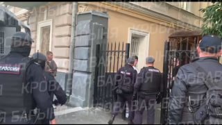 Еще 15 человек задержали недалеко от здания Верховного судаОб этом сообщает корреспондент «Осторожно Media». Сторонников «Яблока» грузят в подъехавший автозак. SOTAvision пишет, что задержанные находились во дворе жилого дома на Поварской улице. Ранее поли