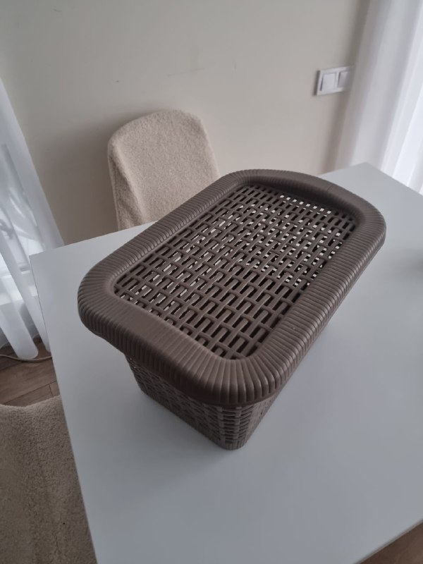 Продам компактную корзину для белья с крышкой (28×42×23 см) в отличном состоянии — фото 1