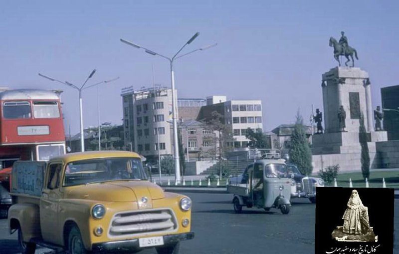 تاریخ تلخ: مجسمه رضا شاه، میدان سپه (توپخانه) - سال ۱۳۴۰تندیس رضا شاه پهلوی به سفارش سرلشکر کریم بوذرجمهری شهردار تهران و مدتی پیش 