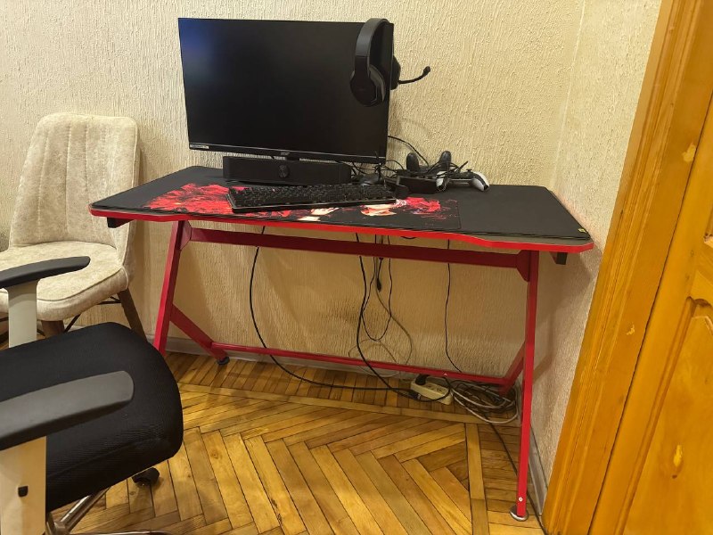 Продаётся компьютерный стол с ковриком, цена 120 лари. — фото 1