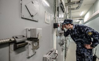 #️⃣ Директор ФСИН заявил об угрожающем дефиците тюремщиков в РоссииФедеральная служба исполнения наказаний испытывает существенный кадровый голод, во многих подразделениях не хватает до половины сотрудников и более, заявил директор ФСИН Аркадий Гостев в хо