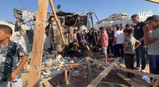 נזק גדול לאוהל; הפצצת מזל"ט ישראלית של צעיר רוכב על אופניים בסביבת צומת אל-סינא, בעיר עזה.
