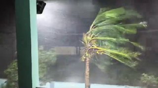 ציקלון טרופי ארנב מכה בהודו ידוע שמהירות הרוח במוקד הגיעה ל-50 - 60 מ"ש. עדיין מתלוננים על מזג האוויר?