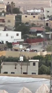 חלק מכוחות הכיבוש מסתערים על העיירה טמון, דרומית לטובאס