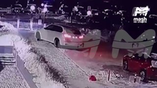 Момент сноса ворот игроками "Трактора" в челябинском ЖК "Ньютон". На видео видно, как белый BMW, в котором находились Джошуа Ливо, Михаил Григоренко и Андрей Никонов, сначала стоит, пока ворота открываются, а потом резко впечатывается в ограду. До этого на