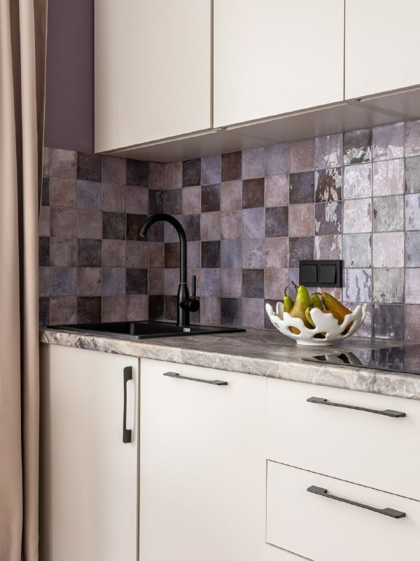 Прекрасная студия. Акцент на небольшой кухне создаёт фартук из плитки-майолики. Модульная система хранения имеет фасады из ЛДСП. Холодильник встрое... - изображение 7 - прекрасная, студия, акцент