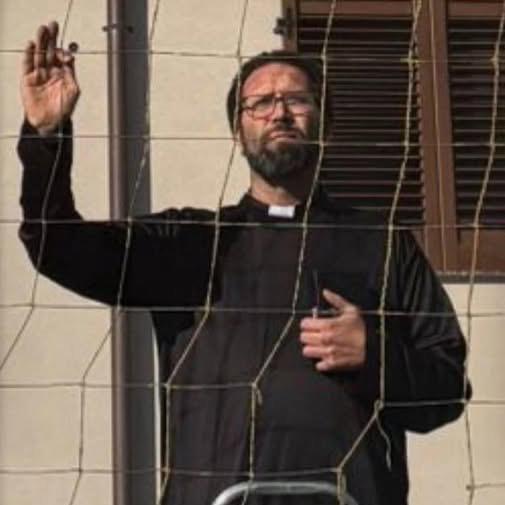 Переодетый в священника футбольный тренер выбежал на поле и пнул соперникаИтальянского тренера Маттео Чичери дисквалифицировали за неподобающее поведение и отстранили от работы на месяц. Тогда мужчина переоделся в священника, чтобы обмануть судей и все рав