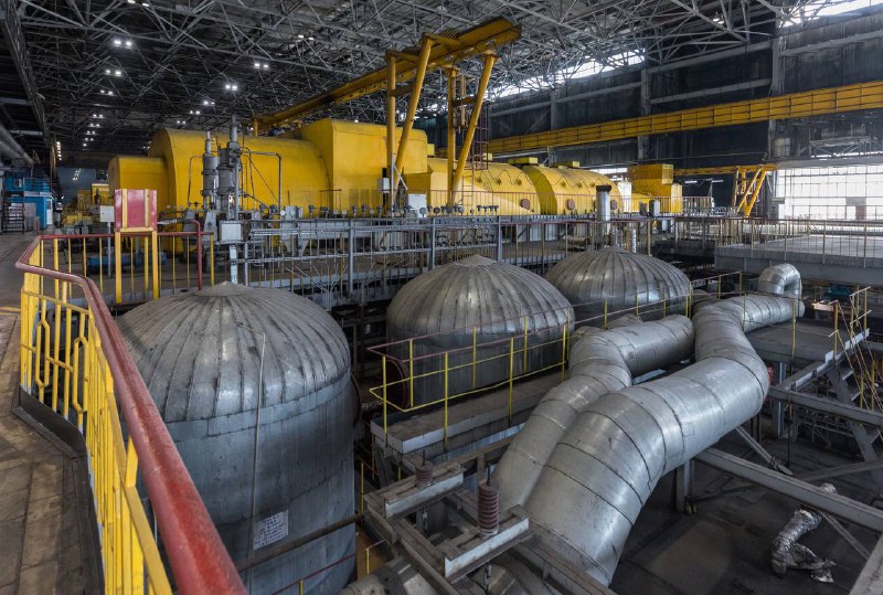 По следам курултая – 3. Что с энергетикой делать будем? Помните, мы как-то ранее писали про энергетику в Казахстане? Так вот, появились новые контуры ее дальнейшего развития. И нет, это не некогда модные ВИЭ 🌬☀️, и даже не АЭС ☢️. Это уголь и газ, которые помогут ввести новые мощности производства электроэнергии, чтобы был запас для создания новых производств и стимулирования отраслей в целом.Так вот, на Национальном курултае в Кызылорде президент Токаев выразил мнение о нынешнем состоянии энергетики:«Вопросы энергетической самодостаточности должны рассматриваться как важнейшая часть государственной политики. Производство электроэнергии в Казахстане в объеме 123,1 млрд кВт⋅ч явно недостаточно для успешного выполнения всех наших планов. (…) Другими словами, конкурентные преимущества нашей страны должным образом не задействованы».А как их задействовать? Ответ на поверхности.🔹 Запасы угля в Казахстане — около 33 млрд тонн, и при текущем потреблении этого хватит на 300 лет.🔹 Добыча — более 110 млн тонн в год, мы в мировых лидерах по этому показателю.Но что же с производством энергии?Раньше ТЭЦ ассоциировались с выбросами и смогом. Сегодня технологии другие: есть возможность вырабатывать энергию и тепло без вреда для окружающей среды. Это так называемый «чистый» уголь или газ, на который уже переводят часть станций для снижения выбросов ♻️Уже после курултая стало известно, что Минэнерго начало работу над национальным проектом по развитию угольной генерации. В нем предполагается, например, создание проектов на технологиях «чистого угля» мощностью 7,6 ГВт То же самое и по газу.Чтобы переводить существующие электростанции на газ и вводить новые мощности, нужно наращивать добычу. Для этого — новые участки геологоразведки.🔹 QazaqGaz уже ведет работы на 14 участках недр🔹 Предварительная оценка ресурсов — около 515 млрд кубометров газа🔹 В среднесрочной перспективе портфель могут расширить до 30 участков🔹 Совокупная оценка — 1,7 трлн кубометров газа ⛽️Это уже очень серьезные цифры, которые позволят обеспечить внутренний спрос и нарастить добычу.❓ Почему именно на этом делают акцент?Да, в Казахстане планируют строить АЭС — и не одну. Но это долгие проекты. Энергия же нужна здесь и сейчас.🔹 ТЭЦ и газовые станции строятся быстрее🔹 Эффект от них экономика получит раньше🔹 АЭС — опора стабильности, но уже в будущем ⏳Отдельно президент отметил задержки по ряду стратегических проектов:▪️ ТЭЦ в Кокшетау, Семее и Өскемене▪️ электростанция в Курчатове▪️ допэнергоблоки ГРЭС-2 в Экибастузе▪️ строительство ГРЭС-3В правительстве уже заявили, что по трем ТЭЦ сроки не сдвигаются — обещают завершить вовремя. Будем надеяться 🤞, потому что жители этих городов ждут новые станции очень давно.И дело ведь не только в текущих потребностях.Чтобы экономика росла даже нынешними темпами, нужен запас по энергии и нормальное состояние сетей 🔌. Заводы, фабрики, месторождения и транспорт — мало построить, их нужно запустить. А без стабильного и предсказуемого электричества это невозможно.Сверху накладываются цифровизация и бум ИИ 🤖Дата-центры, работающие 24/7, могут потреблять энергии как целые промышленные предприятия. Но такова реальность современной экономики — без данных и вычислений вперед не уйти.👉 Потому и такой акцент на энергетике.Это настоящий скелет и опора экономики.Без стабильности здесь — стабильности не будет нигде.