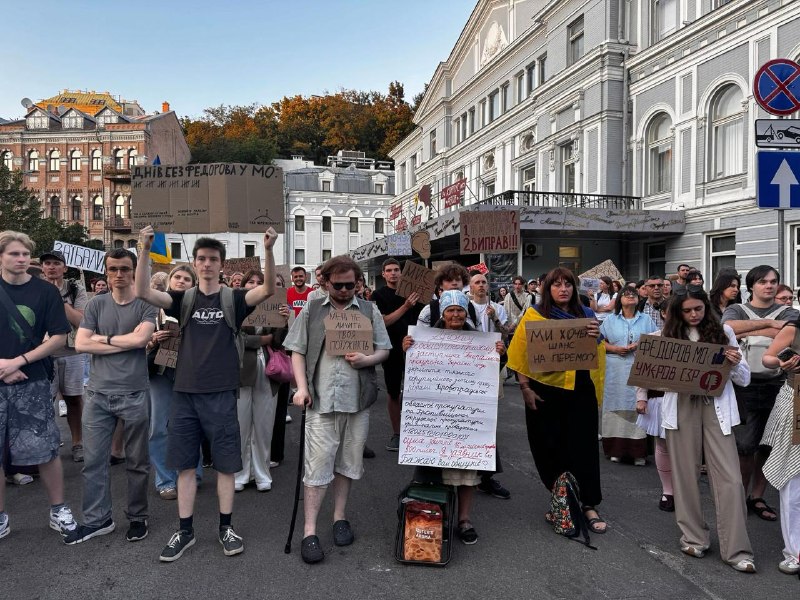 ⚡️ Ukrainians rally again for Fedorov reinstatement as organizers 'disappointed' in Zelensky's silence.
