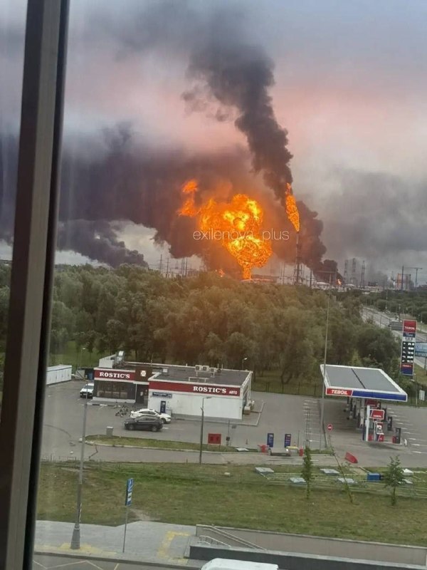 Crazy scenes from Moscow. Ukrainian long-range drones plunging into the Moscow Oil Refinery.