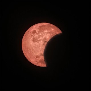 От старых привычек не избавитьсяПользователь 𝕏 из Испании поделился снимком солнечного затмения, которое в разных регионах наблюдали 12 августа. Его Xiaomi 17 Ultra перепутал звезду с Луной и по привычке добавил на фото детализированные кратеры.Проблема в 