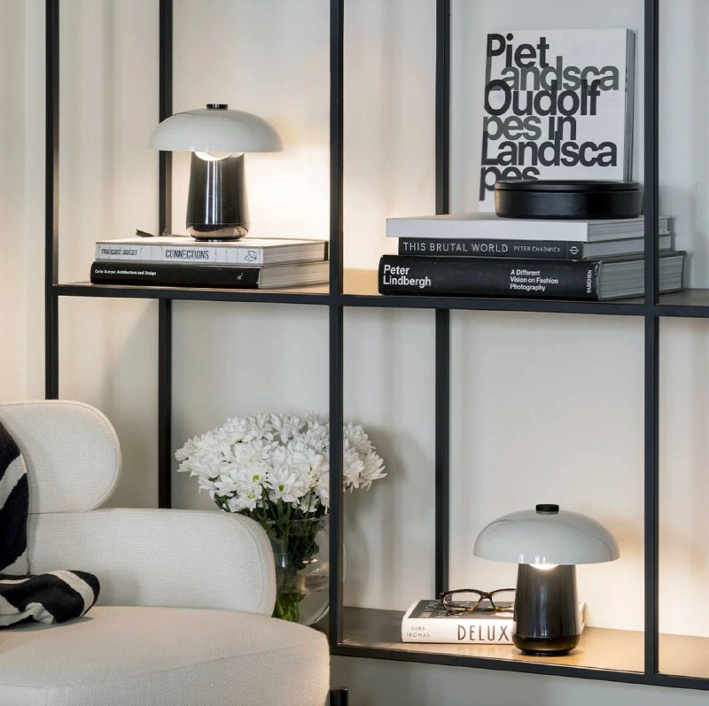 Лампа Ongo такая изысканная. Основа повторяет линии неподвластного времени классического платья-футляра, а абажур напоминает культовый аксессуар ши... - изображение 2 - ongo, столы, лампа