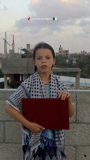 طفلة غزاوية ترسم العلم الجزائري تضامناً مع الجزائر