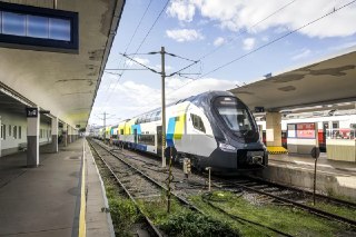 #通行线·铁路#【中国造熊猫号双层动车组即将驶入奥地利】由中国制造的双层动车组即将正式上线奥地利铁路干线。当地时间11月3日，运营商Westbahn公司举行发布会，宣布将新车命名为「Panda」（熊猫号）。这批新车已在今年11月获得奥地利运营许可及欧盟TSI认证，计划于12月14日新运行图生效后投入服务。此次认证标志着中国列车首次正式获得奥地利运营许可，驶入欧洲核心铁路网。熊猫号为6编组双层动车组，最高运行时速200km。列车配备了现代化的乘客信息系统，大件行李存放区亦创新地采用了NFC电子锁，替代了传统的