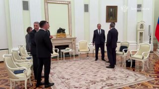 Премьер-министр Венгрии Орбан прилетел в Россию, Владимир Путин встретил его в Кремле — уже идут российско-венгерские переговоры. Собрали главное:Владимир Путин:— Отношения России и Венгрии основаны сейчас на прагматичном подходе. Они продолжают развиватьс