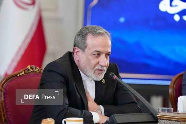 خبرگزاری دفاع مقدس: 💢عراقچی: همه ما در قبال خون شهدا پاسخگو هستیم🔸«سیدعباس عراقچی» وزیر امور خارجه امروز در مراسم تجلیل از خانواده شهدای وزا