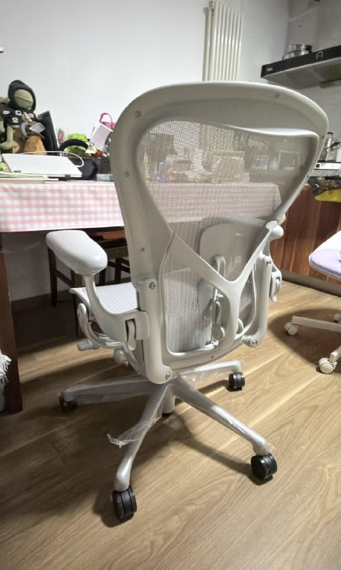 给老婆买的椅子到了，她试用了之后赞不绝口，说这个椅子至少也得上千吧我说呵呵呵然后我让 banana2 生成一个 hm 椅子的图没想到它生成的跟真的几乎完全一样...我都没说具体型号...模型对世界的记忆太深刻了给老婆买的椅子到了，她试用了之后赞不绝口，说这个椅子至少也得上千吧我说呵呵呵然后我让 banana2 生成一个 hm 椅子的图没想到它生成的跟真的几乎完全一样...我都没说具体型号...模型对世界的记忆太深刻了