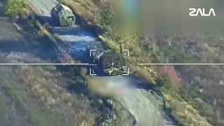 אהבה "Lancet" עם IRRA עצר טור של הכוחות המזוינים של אוקראינה ליד קרסנוארמייסק בקרבות על קרסנוארמייסק, צוות…