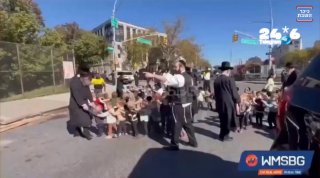 🇮🇱 Panic in New York: bomb threats at two Jewish schools Two Jewish schools in New York were placed under emergency procedure following threats to place explosive charges. The teaching staff removed the students from the buildings, while special units and whites of the NYPD searched the place. At the end of the scans, no charges were found, and permission was given to return to routine. The event is taking place against the background of further threats against Jewish institutions. News: Shabbat Square news.
