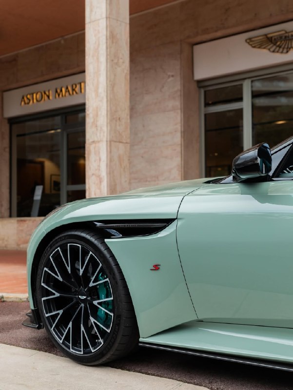Недавно в Монако был представлен новый DB12 S. 2