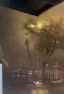 סערה קשה באנטליה, טורקיה הותירה ארבעה הרוגים ואחד פצועים הטורנדו השמיד שתי מכולות המכילות פועלי בניין באזור…
