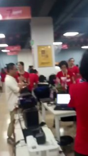 11月11日，大量商家反馈，今年的“双十一”格外冷清：零点过后，后台数据平淡，订单量远低于往年。在网友上传的发货现场的视频中，空荡荡的货车车厢里仅堆放着寥寥几件包裹。而往年的“双十一” 曾是商家与消费者共同的狂欢。午夜零点一到，订单提示声此起彼伏，商家彻夜备货、仓库灯火通明。查看原文