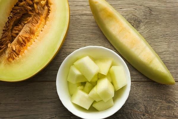 مزاج شناسی: خربزه؛ طلای آبدار تابستان از منظر طب ایرانی 🍈🌞### 🔹 طبع و مزاج خربزهگرم و تر ### 🔸 مهم‌ترین خواص خربزه در طب ایرانی✅ پاک