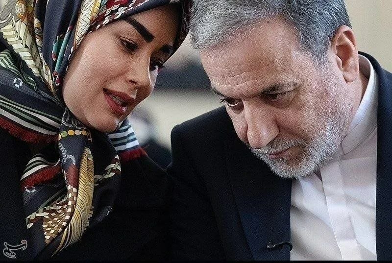 من و تو Manoto Tv: ‏آرزو خانوم زن افغانی اصل عراقچی شده رئیس انجمن دیپلماتیک بانوان کل کشور شد، طویله هم اینقدر بی در و پیکر نیست. 🆔 @Mnoto