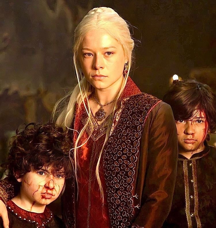 Westeros #GOT: رینیرا تارگرین:پسربچه‌هایی که بهم آویزون می‌شدن و صورت‌های کوچولوشون رو تو دامنم قایم می‌کردن مُردن؛ تا من روی تختی از ش