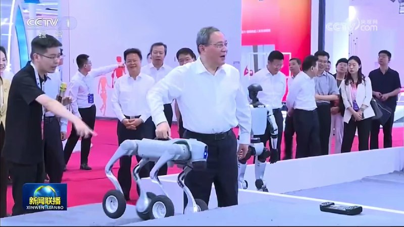 恭喜兴兴总！！ 这回稳了有幸21号下午展台后面小角落里“组团”聊了几句，低调、务实，对新的方向和下一阶段“守口如瓶”；🤐更巧的是，三名大学生自报家门、递上简历，表达愿意来公司工作（非实习）的同时，告知因为兴兴总多年前的分享让这群年轻人对机器人着迷；这亲自递到老板手里真是勇气可嘉，感叹现在的年轻人真的勇于表达自我、展示自我；我对中国的未来充满信心和无限期待，年轻人也不再把男不男 女不女的所谓明星挂在嘴边，时间和金钱不会再浪费在这些地方；科学家、企业家是他们心中的理想目标和榜样；希望政府部门能够创造更加开放、公平、包容的营商环境，把服务型政府落实到行动上恭喜兴兴总！！ 这回稳了有幸21号下午展台后面小角落里“组团”聊了几句，低调、务实，对新的方向和下一阶段“守口如瓶”；🤐更巧的是，三名大学生自报家门、递上简历，表达愿意来公司工作（非实习）的同时，告知因为兴兴总多年前的分享让这群年轻人对机器人着迷；这亲自递到老板手里真是勇气可嘉，感叹现在的年轻人真的勇于表达自我、展示自我；我对中国的未来充满信心和无限期待，年轻人也不再把男不男 女不女的所谓明星挂在嘴边，时间和金钱不会再浪费在这些地方；科学家、企业家是他们心中的理想目标和榜样；希望政府部门能够创造更加开放、公平、包容的营商环境，把服务型政府落实到行动上