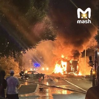 Два человека погибли в ДТП на Калужском шоссе в Москве — BMW влетел в грузовик и вспыхнул.Водитель и пассажир легковушки погибли на месте. После удара огонь перекинулся на фуру, во время пожара очевидцы слышали несколько взрывов.Мотоциклист тоже попал в ав