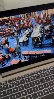 רק לפני כן - עשרה ימים לפני אשפוזו, הסנאטור מיץ' מקונל נראה מבולבל עמוק ברצפת הסנאט - הצביע בצורה שגויה והס…