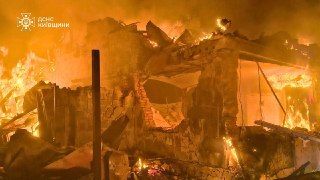 Россия нанесла ночной удар по Киеву и области. Погибли три человека, еще семь пострадали🔵 В Киевской области три человека погибли и трое ранены в результате российских ударов, сообщили в ГСЧС. Там уточнили, что среди погибших — четырехлетний ребенок.Как со