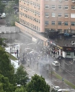 Опубликован видос подрыва автомобиля в Балашихе  На записи видно, что машина взорвалась, когда ехала по парковке у домов.   По версии Следственного комитета, под автомобиль было заложено самодельное взрывное устройство мощностью до 500 граммов в тротиловом