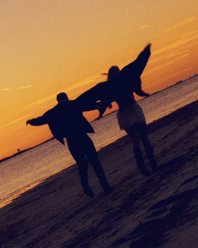 متن💞 شعر 💞دلنوشته: در وطنی غمزده، دوست داشتن تو زنده نگهم میدارد.🦋