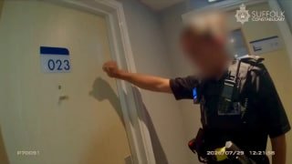 🇺🇸 A man randomly attacked a woman with a hammer as she walked down a sidewalk in Beverly, Massachusetts, on October 2.The 32-year-old pulled out a hammer and threw it at the woman, striking her in the leg. He picked up the hammer and fled, but was arrested three days later.Follow main channel -> LiveLeak Follow private channel -> LiveLeak Private